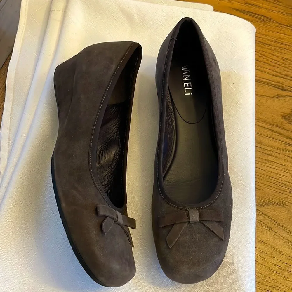 VANELLI BROWN SUEDE BOW LOW WEDGE SHOES.  NEW